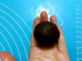 包起来后利用虎口慢慢收口揉圆