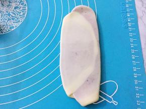 再次擀成椭圆形