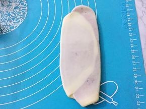 再次擀成椭圆形