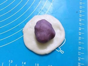 取一水油皮按扁放入油酥