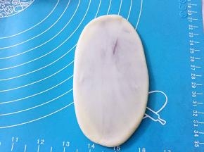 取一个面团擀成椭圆形