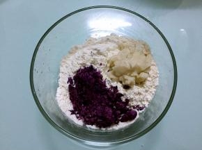 把油酥材料放入盆中