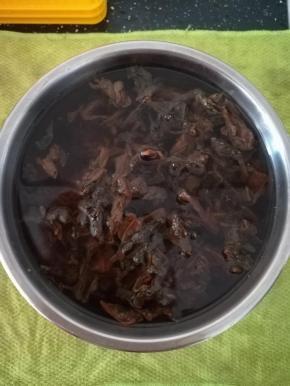 梅干菜冷水泡发，多换几次水。