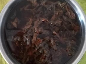 梅干菜冷水泡发，多换几次水。