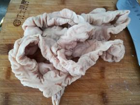 猪肠洗净，切小段。