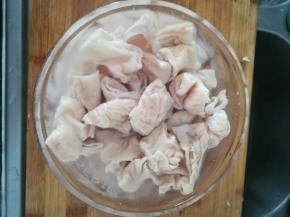 猪肠冷水加料酒浸泡半小时。