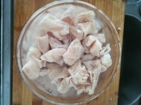 猪肠冷水加料酒浸泡半小时。