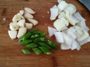 洋葱切小块，辣椒切斜段，大蒜对半切一刀。