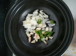 砂锅加油放入洋葱，辣椒，大蒜炒香。