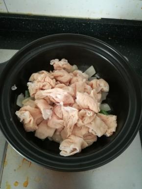 加入沥干水的猪肠一起翻炒。