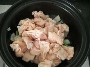 加入沥干水的猪肠一起翻炒。