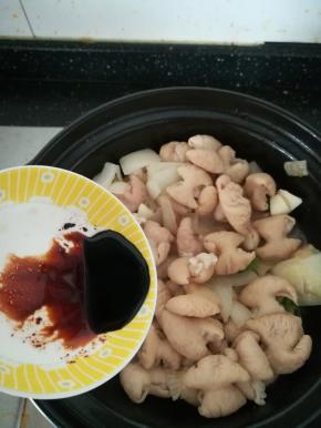 加入一点酱油。翻炒均匀