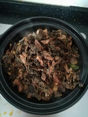 加入泡好的梅干菜，翻炒片刻。