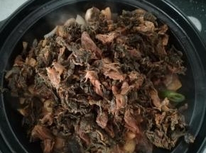 加入泡好的梅干菜，翻炒片刻。