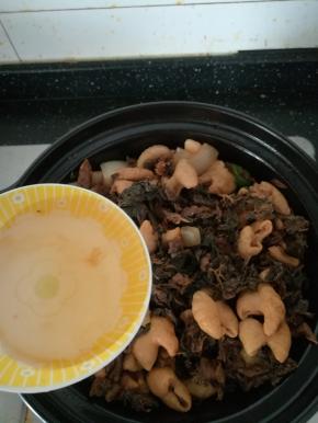 加入适量的清水，没过食材。小火焖烧半个小时。