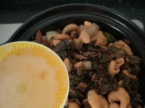 加入适量的清水，没过食材。小火焖烧半个小时。