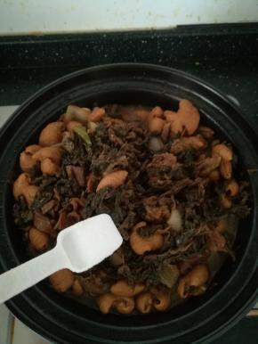 出锅前加入食盐调味。