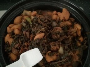 出锅前加入食盐调味。