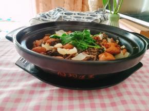 撒上香菜装饰。