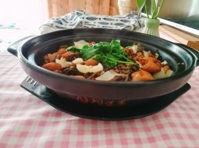 撒上香菜装饰。