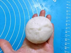 利用虎口慢慢收起来直至全包裹上油酥