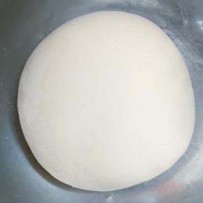 鲜酵母倒入水中融化，倒入面盆，和成光滑的面团