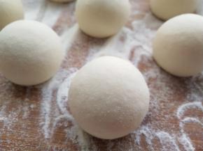 发酵好以后重新排气揉至光滑无气泡，然后平均分成8份