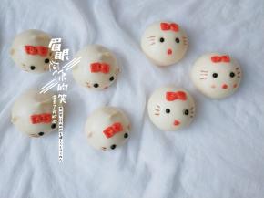 做完以后醒发20分钟。就可以冷水上锅蒸了。开锅后12分钟住火。五分钟以后掀盖。用巧克力笔给猫咪画上胡须。或者直接用黑色面团切细面条然后沾住上锅蒸也可以。