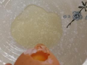 鸡蛋敲个小口，把蛋清倒出来