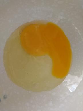 蛋黄单独倒一个碗里