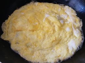 鸡蛋搅拌均匀下锅煎