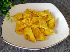 煎好的鸡蛋切菱形块