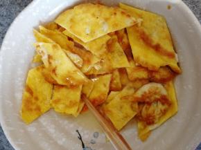 把切好鸡蛋放到蛋清里包裹均匀