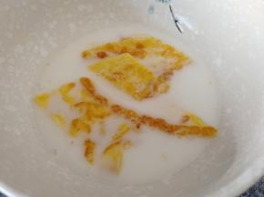然后放到淀粉里在包裹均匀（淀粉水要粘稠一点）