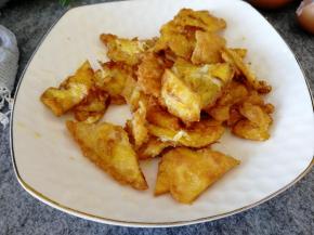 把鸡蛋炸成金黄色，要炸两次。这道工序忘记照相了。