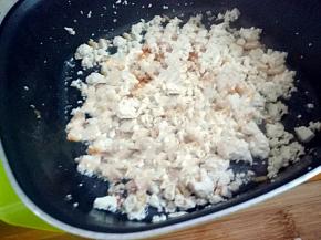 热锅倒油，下豆腐炒碎、炒香，盛出。