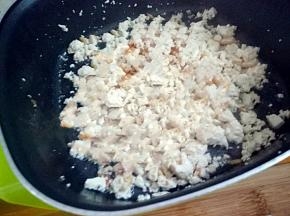 热锅倒油，下豆腐炒碎、炒香，盛出。