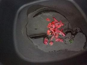 热锅倒油，下干辣椒小火煸香。