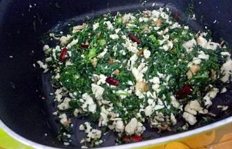 加盐、鸡粉调味即可。