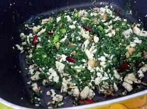 加盐、鸡粉调味即可。