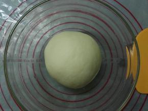 滚圆，放碗里，盖保鲜膜室温发酵