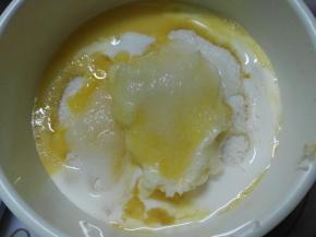 此时可制作椰蓉馅，黄油提前软化，所有材料混合均匀即可