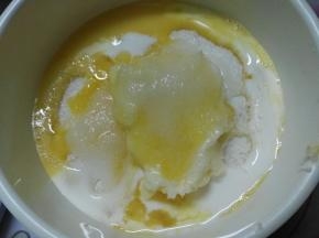 此时可制作椰蓉馅，黄油提前软化，所有材料混合均匀即可