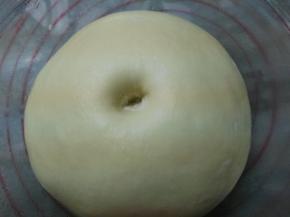 此时检查面团发酵程度，体积约两倍，手指戳洞后洞口有轻微回缩即可