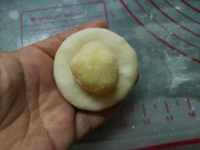 将小面团擀圆，大小刚好可以包住椰蓉馅，不能太大