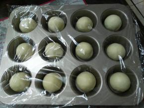 码入12连圆膜模具内，注意加盖保鲜膜