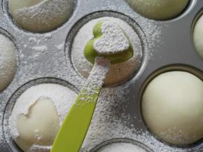 取出后在面团上摆放量勺、叉子或勺子，再撒适量的高粉