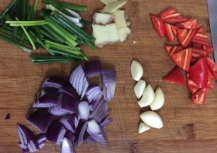 把配料都处理好备用