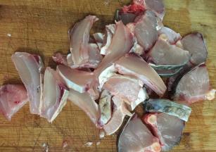 把鱼腩切成2ml的厚度