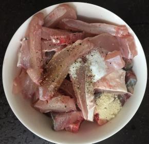 蚝油，黑胡椒粉，鸡粉，盐，搅拌均匀腌制20分钟
